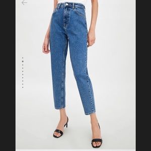 SOLD Zara’s mom fit jeans 👖